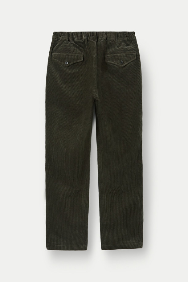 SAGE DE CRET(사지 드 크레) 코듀로이 페그탑 팬츠는 가을과 겨울에 어울리는 남성용 코듀로이 바지입니다. 빈티지하면서도 아방가르드한 스타일을 연출하며, 올리브 색상의 무지 디자인이 특징입니다. 7골 코듀로이 소재로 제작되어 부드러운 촉감을 선사하며, 하이라이즈 실루엣과 오버핏, 루즈핏으로 편안한 착용감을 제공합니다. 텀블 가공과 가먼트 워싱 처리로 자연스러운 멋을 더했으며, 뒷밴딩으로 활동성을 높였습니다. 겨울 데일리룩, 산책룩, 동네 마실룩 등 다양한 TPO에 클래식, 캐주얼, 워크웨어 스타일로 활용하기 좋습니다. 
