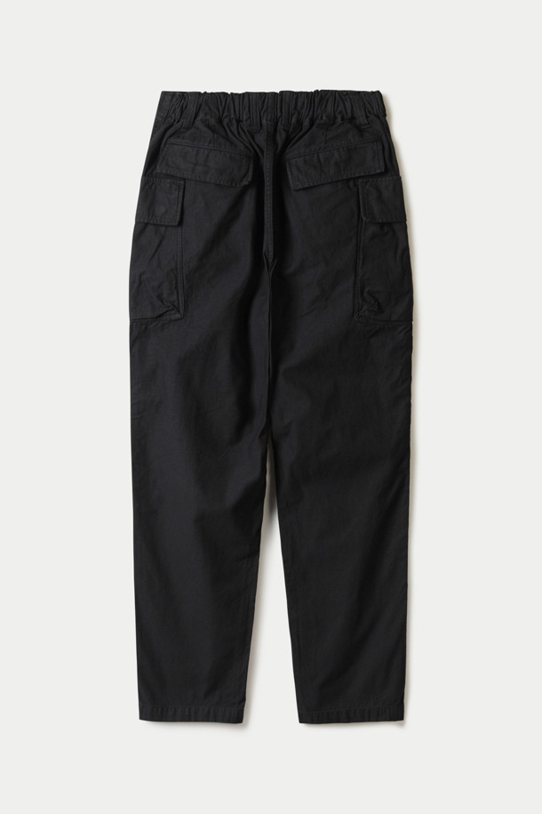 SAGE DE CRET(사지 드 크레) 코튼/린넨 백 새틴 페그탑 싱글 플리츠 카고 팬츠는 남성용 바지로, 봄과 여름에 착용하기 좋습니다. 블랙 컬러의 얇은 두께감으로 부드러운 촉감을 선사하며, 밀리터리 및 캐주얼 스타일을 동시에 연출할 수 있습니다. 허리 밴딩과 하이라이즈 디자인, 원턱, 페그탑, 싱글 플리츠 디테일이 돋보이며, 카고 포켓과 플랩 포켓으로 실용성을 더했습니다. 백새틴 원단 특유의 매트한 질감이 특징이며, 동네 마실룩, 여행룩, 캠핑룩 등 다양한 TPO에 활용 가능합니다.
