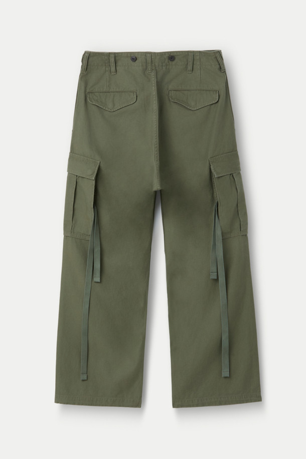 나이젤 카본 아미 카고 팬츠는 남성을 위한 밀리터리 스타일의 카고 팬츠입니다. 카키와 올리브 두 가지 색상으로 제공되며, 사계절 착용이 가능합니다. M-51 밀리터리 팬츠 디자인을 바탕으로 제작되었으며, 여섯 개의 플랩 포켓과 허벅지 부위 포켓 디테일이 특징입니다. 턱(tuck) 디테일과 밀리터리 스타일 버튼 및 스냅으로 클래식한 밀리터리 무드를 더했습니다. 레귤러핏의 백사틴 소재로 제작되어 출근룩, 캠핑룩 등 다양한 TPO에 활용 가능하며, 클래식, 워크웨어, 캐주얼 스타일을 연출하기 좋습니다.
