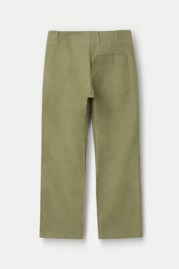 NIGEL CABOURN (나이젤 카본) 워크 수트 몰스킨 트라우저는 남성용 바지로, 가을과 겨울에 어울리는 두꺼운 두께감의 루즈핏 긴바지입니다. 베이지 컬러의 몰스킨 소재로 제작되어 부드러운 촉감과 여유로운 핏을 제공하며, 착용할수록 자연스러운 주름과 에이징 효과를 즐길 수 있습니다. 클래식하고 밀리터리 스타일을 결합한 디자인은 출근룩이나 비즈니스 캐주얼에 적합하며, 워크웨어와 미니멀 스타일 연출에도 용이합니다. 군복에서 영감을 얻은 디자인으로, 독특한 분위기를 자아냅니다.
