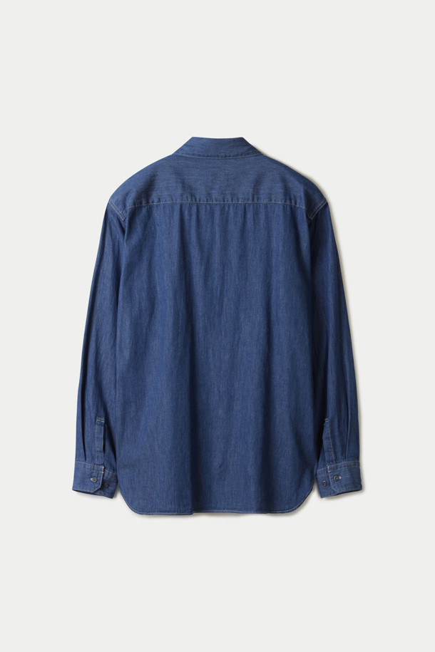 SAGE DE CRET(세이지 드 크레) 5OZ 언이븐 얀 데님 워크 셔츠는 빈티지 무드를 자아내는 남성용 데님 워크 셔츠입니다. 인디고 컬러의 데님 소재에 릴랙스핏과 오버핏으로 편안한 착용감을 제공하며, 사계절 활용 가능한 실용적인 아이템입니다. 더블 포켓 디자인과 더블 니들 스티치 디테일, 그리고 특수 워싱 가공을 통해 자연스러운 페이드와 셔링 효과를 연출했습니다. 캐주얼, 클래식, 워크웨어 스타일을 모두 소화하며, 동네 마실룩, 데이트룩 등 다양한 TPO에 활용하기 좋습니다. 얇은 두께감과 부드러운 촉감으로 편안하게 즐겨 입을 수 있습니다.
