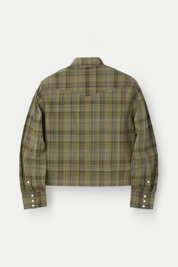 NIGEL CABOURN (나이젤 카본) X ORIGINAL MADRAS (오리지널 마드라스) 웨스턴 셔츠는 웨스턴 스타일을 기반으로 한 상의입니다. 슬림핏으로 디자인되었으며, 화이트 컬러의 면 소재로 제작되었습니다. 패치 포켓과 비조 디테일이 특징이며, 클래식, 미니멀, 캐주얼 스타일을 연출하기 좋습니다. 숏 기장의 웨스턴 셔츠로 다양한 하의와 매치하여 개성 있는 스타일을 완성할 수 있습니다.
