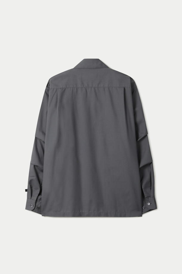 다이와 피어 39 테크 스포츠 오픈 칼라 셔츠는 남성용 오픈 칼라 셔츠입니다. 봄, 여름 시즌에 적합하며, 그레이 컬러의 무지 디자인으로 스포티하고 밀리터리한 스타일을 연출합니다. 루즈 핏에 얇은 두께감과 부드러운 촉감의 폴리에스테르 소재로 제작되어 통기성과 흡습성이 뛰어납니다. 

여행룩과 휴가룩에 어울리며, 미니멀하고 워크웨어적인 느낌을 더합니다. 멀티 포켓 디자인, 선글라스 홀더, 곡선형 플랩 포켓, 내부 좌우 비대칭 포켓 구성 등 실용적인 디테일이 돋보입니다.
