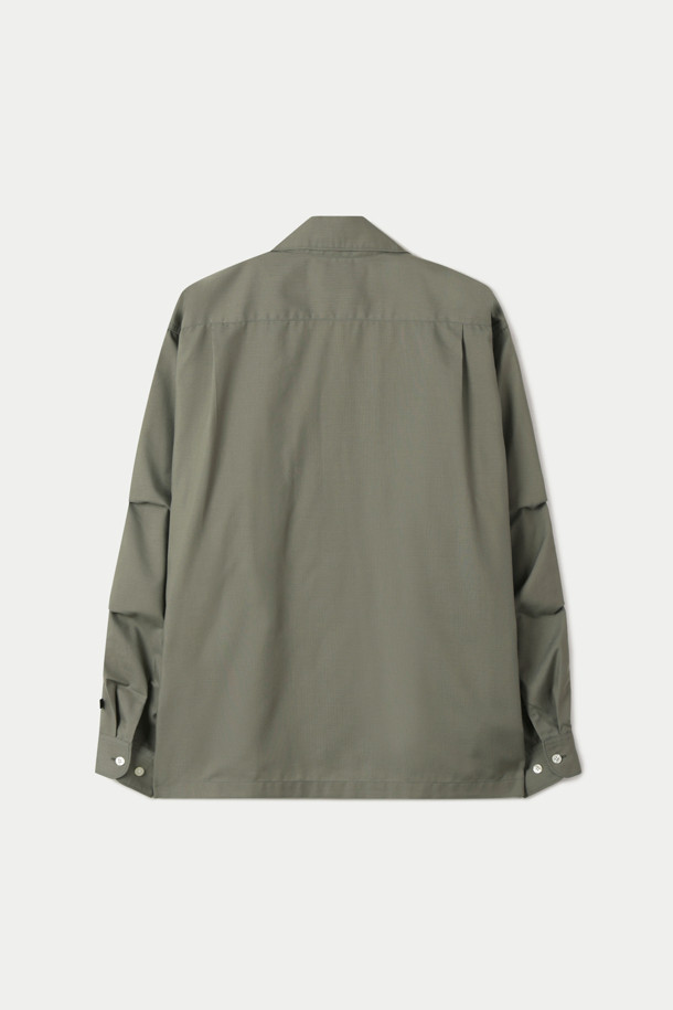 다이와 피어 39 테크 스포츠 오픈 칼라 셔츠는 남성용 셔츠로, 밀리터리 및 스포티 스타일을 결합했습니다. 봄, 여름 시즌에 적합하며, 카키 및 올리브 두 가지 색상으로 제공됩니다. 루즈핏의 긴소매 셔츠로, 오픈 칼라 디자인과 얇고 부드러운 폴리에스테르 소재가 특징입니다. 통기성과 흡습 기능이 있어 활동적인 날에도 쾌적함을 유지하며, 곡선형 플랩 포켓, 멀티 포켓, 선글라스 홀더 등의 디테일이 실용성을 더합니다. 여행, 휴가, 캠핑 등 다양한 상황에서 캐주얼, 스포티, 워크웨어 스타일을 연출할 수 있습니다.
