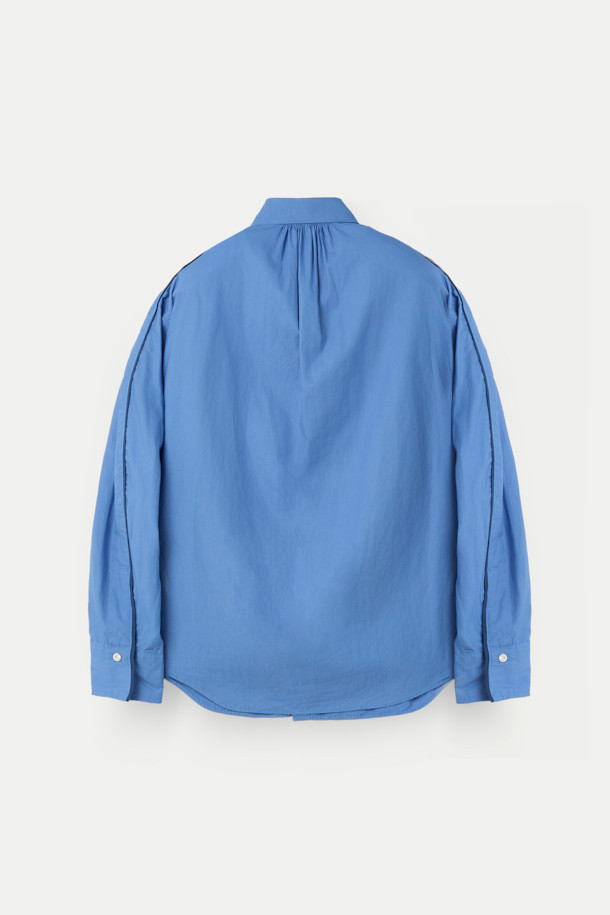 MIDTHINGS(미드띵스) 셔츠는 부드러운 촉감의 오가닉 코튼 소재로 제작되어 편안한 착용감을 선사합니다. 블루 컬러의 무지 디자인에, 반소매 크롭 기장으로 시원하고 미니멀한 스타일을 연출합니다. 루즈핏 실루엣과 초승달 모티브 포켓, 랜덤 스티치 디테일이 돋보이며, 데이트룩과 여행룩, 캐주얼 및 클래식 스타일 모두에 잘 어울립니다. 봄, 여름 시즌에 활용하기 좋은 얇은 두께의 셔츠입니다.
