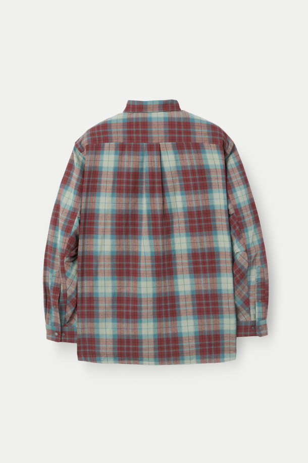 **NANGA (난가) 페이드 타탄 체크 캠프 셔츠**는 남성을 위한 캐주얼 스타일의 캠프 셔츠입니다. 봄, 가을에 적합하며, 중간 두께감으로 제작되었습니다. 레드와 민트 두 가지 색상으로 제공되며, 일상 및 캠핑 활동에 적합합니다. 면과 폴리에스터 혼방 소재로 제작되었으며, 레귤러 핏과 긴 소매 기장을 갖추었습니다. 가슴 포켓 2개, 허리 포켓 2개와 자수 로고 디테일이 있으며, 스냅 버튼 여밈 방식으로 편의성을 더했습니다.
