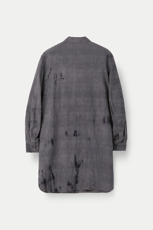 CHIAHUNG SU (치아훙 수) 핸드 우븐 다이드 일롱게이티드 셔츠는 봄, 여름 시즌에 어울리는 롱 기장의 셔츠입니다. 오가닉 린넨 100% 소재로 제작되어 얇고 시원하며, 루즈핏으로 편안한 착용감을 선사합니다. 차이나 칼라와 긴 소매가 특징이며, 핸드위빙 기법과 핸드다잉 기법으로 섬세하게 제작되었습니다. 석류껍질과 블러드 우드 나무껍질을 사용한 타이다이 염색과 아타야족의 전통 직조 기술이 돋보이는 모던하고 미니멀한 디자인의 제품입니다. 여행룩, 휴가룩, 리조트룩 등 다양한 TPO에 에스닉하고 클래식한 스타일을 더해줍니다.
