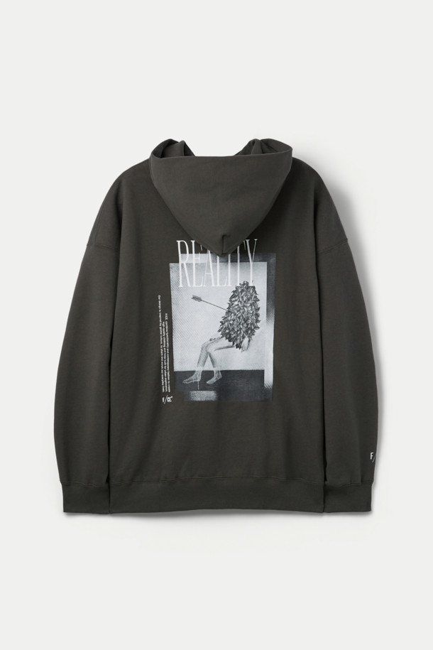 F/CE (에프씨이) 히든 아이덴티티 BY M.ENOMOTO 후디는 빈티지 무드의 프린트 가공이 돋보이는 후드티셔츠입니다. 재활용 면 소재를 사용하여 편안한 착용감을 제공하며, 안감에는 메쉬 원단을 덧대어 통기성을 높였습니다. 오버핏과 드롭숄더 디자인으로 스트릿, 캐주얼 스타일을 연출하기 좋으며, 가을, 겨울철 데일리룩, 집콕룩, 산책룩에 활용하기 좋습니다. 블랙 컬러의 긴소매 후디로 다양한 스타일링에 활용할 수 있습니다.
