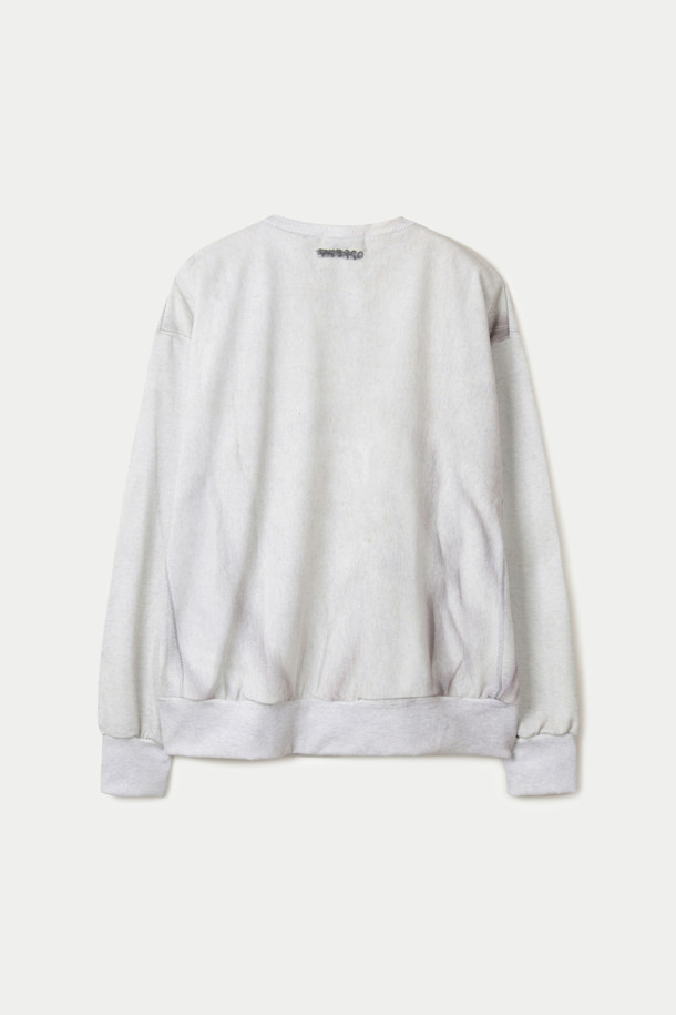 TOLQ(톨크) 트롱프뢰유 스웻 셔츠는 빈티지하고 캐주얼한 스타일을 추구하는 남성 고객을 위한 상의입니다. 1980년대 미 해군 스웨트셔츠를 복각하여 리버스 위브 스타일과 빈티지 스웨트의 리브 구조를 재현했으며, 두꺼운 두께감과 부드러운 플리스 안감으로 따뜻한 착용감을 제공합니다. 화이트와 블루 두 가지 색상으로 출시되었으며, 루즈핏의 라운드넥 디자인으로 편안하게 착용 가능합니다. 승화 프린트 방식으로 표현된 독특한 패턴과 로고 디테일이 돋보이며, "동네 마실룩", "집콕룩", "겨울 데일리룩" 등 다양한 TPO에 활용하기 좋습니다.
