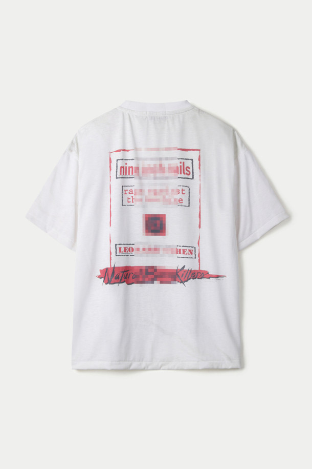 TOLQ(톨크) 트롱프뢰유 모자이크 티셔츠는 영화 Natural Born Killers의 무비 포토를 활용한 프린팅이 돋보이는 스트릿 스타일의 티셔츠입니다. 봄, 여름 시즌에 적합하며, 얇은 두께감의 폴리에스테르 소재로 제작되어 가볍고 편안한 착용감을 선사합니다. 남녀 모두 착용 가능한 레귤러핏의 라운드넥 반소매 티셔츠로, 여행룩이나 휴가룩에 개성 있는 포인트를 더해줍니다. 모자이크 패턴과 크롭 기장이 트렌디한 감각을 더하여 캐주얼, 미니멀 스타일 연출에도 활용하기 좋습니다.
