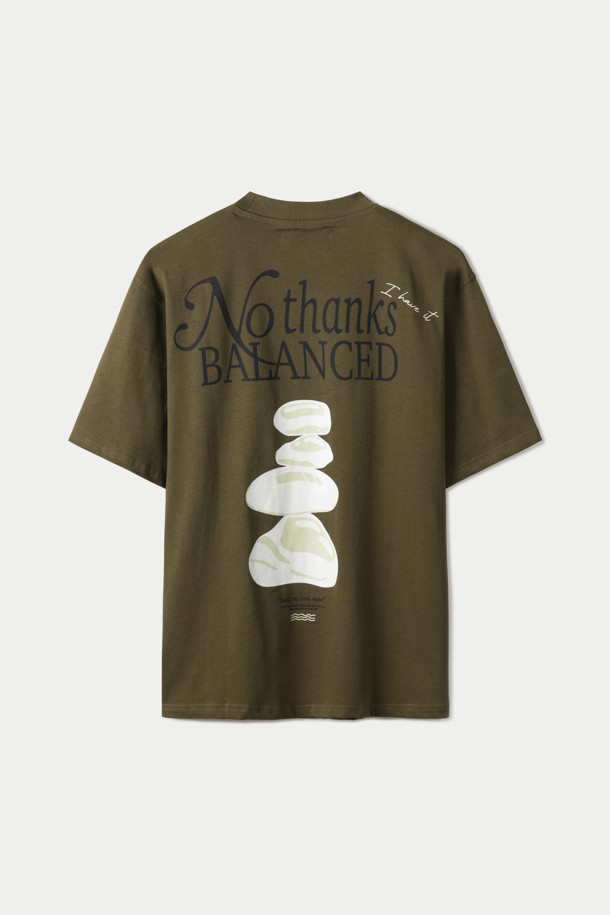 **WOODBIRD(우드버드) Baine Balance(베인 밸런스) 티셔츠**는 남성용 티셔츠로, 미니멀하고 베이직한 스타일을 추구합니다. 카키와 올리브 두 가지 색상으로 출시되었으며, 일상과 산책 등 가벼운 활동에 적합합니다. 오가닉 코튼 100% 소재로 제작되어 부드러운 촉감을 선사하며, 루즈핏 크롭 기장으로 편안함과 스타일리시함을 동시에 잡았습니다. 등판 그래픽 프린트와 가슴 부분의 브랜드 로고가 디자인의 포인트입니다.
