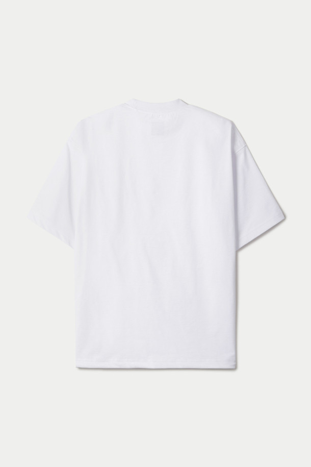 **다이와 피어 39 테크 드로우스트링 티셔츠**는 봄, 여름 시즌 일상에서 편안하게 착용하기 좋은 남녀 공용 반소매 티셔츠입니다. 클래식, 미니멀, 캐주얼 스타일을 아우르며, 동네 마실룩과 산책룩에 적합합니다. 드라이한 촉감의 폴리에스테르 소재로 제작되었으며, 밀도 높은 조직과 탄탄한 형태 유지가 특징입니다. 라운드넥 디자인에 드로우스트링 밑단 디테일로 포인트를 더했으며, 플레이팅 가공을 통해 깔끔한 핏을 선사합니다. 무지 디자인의 화이트 컬러로 다양한 스타일에 매치하기 용이합니다.
