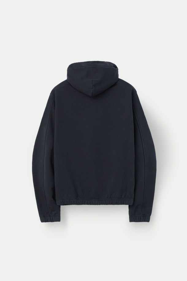 ROA 로고 490gsm 후디는 490gsm 헤비 프렌치 테리 오가닉 코튼 소재로 제작되어 넉넉한 두께감과 부드러운 촉감을 선사합니다. 가슴 부분에는 ROA 자수 로고가 돋보이며, 루즈핏 디자인과 크롭 기장으로 미니멀하고 트렌디한 스타일을 연출합니다. 소매 끝과 밑단 밴딩 마감으로 활동성을 더했으며, 가을, 겨울철 일상복으로 활용하기 좋습니다. 시티보이룩, 캐주얼룩, 집콕룩 등 다양한 TPO에 매치하여 개성 있는 스타일을 완성해보세요.
