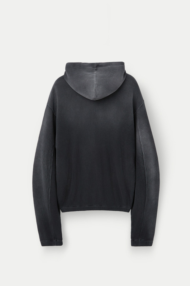 ROA 비 썬 페이디드 와플 집업 후디는 캐주얼, 스포티, 미니멀 스타일을 모두 아우르는 공용 후드 집업입니다. 봄, 가을에 적합하며, 두꺼운 져지 소재로 제작되어 넉넉한 핏과 편안한 착용감을 선사합니다. 와플 패턴, 블랙 컬러가 특징이며, 크롭 기장과 밑단/소매 밴딩, 포켓, 자수 로고 디테일이 돋보입니다. 산책, 집콕, 캠핑 등 다양한 TPO에 레이어링하여 활용하기 좋습니다.
