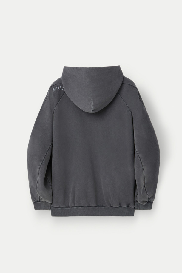 NANGA(난가) 헤이븐 스웻 후디는 가을, 겨울철 일상에서 캐주얼하고 베이직한 스타일로 활용하기 좋은 스웻 후디입니다. 부드러운 촉감의 면과 기모 소재를 사용하여 따뜻하고 편안한 착용감을 제공하며, 루즈핏으로 제작되어 편안한 활동성을 보장합니다. 피그먼트 염색 기법으로 은은한 색감을 표현하고, 구조적인 패널 디자인과 래글런 소매 디테일로 디자인 완성도를 높였습니다. 캠핑룩, 집콕룩 등 다양한 TPO에 활용 가능하며, 무지 디자인과 그레이 컬러로 미니멀, 클래식한 스타일을 연출하기 좋습니다. 단독 세탁을 권장하며, 이염에 주의하여 관리해야 합니다.
