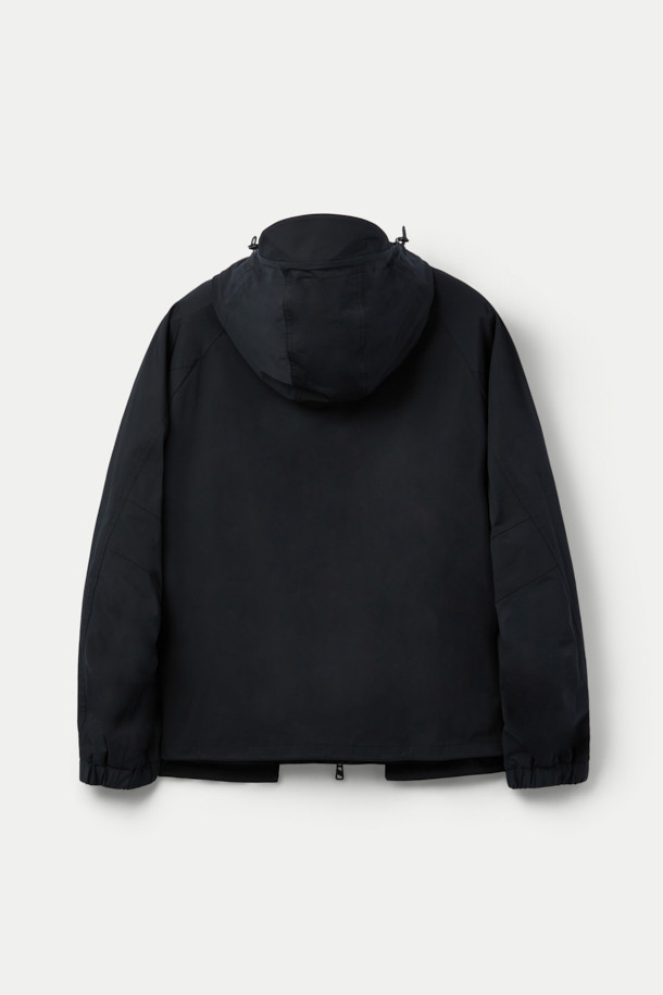 F/CE (에프씨이) MODULAR INTEGRATED 재킷은 봄, 가을 시즌에 활용하기 좋은 블랙 컬러의 여성 및 남성 공용 자켓입니다. 루즈핏으로 편안한 착용감을 선사하며, 드라이한 터치감의 폴리에스테르 소재로 제작되어 부드러운 촉감을 느낄 수 있습니다. 발수 기능과 신축성, 탄성이 더해져 활동성을 높였으며, 자카드 벨트 내장, 사코슈 타입 변형, 분리형 포켓 등 실용적인 디테일을 갖추었습니다. 일상, 여행, 산책 등 다양한 TPO에 스포티, 미니멀, 캐주얼 스타일로 연출하기 좋습니다. 집업 방식으로 간편하게 착용할 수 있는 크롭 기장의 긴소매 자켓입니다.
