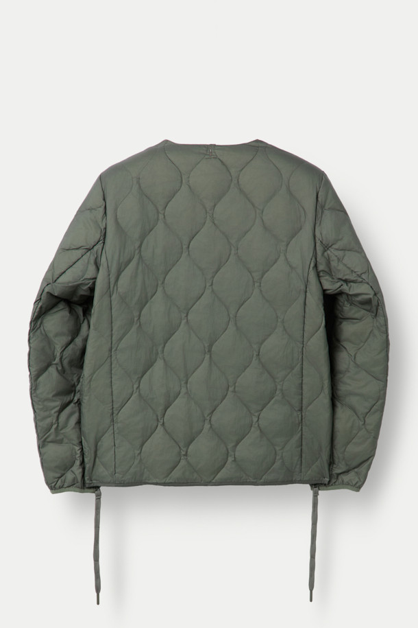 F/CE X TAION(에프씨이 X 테이온) 패커블 이너 덕 다운 재킷은 겨울철 일상룩과 여행, 캠핑룩에 적합한 남녀 공용 아우터입니다. 미니멀하고 캐주얼한 스타일을 연출하며, 퀄팅 패턴과 크롭 기장이 특징입니다. 800 필파워 화이트 덕다운 충전재와 발수 처리, 생활 방수 기능을 갖춰 보온성을 높였습니다. 
버튼 여밈 방식이며, 부드러운 촉감의 나일론 소재와 긴 소매 기장으로 제작되었습니다. 보관용 파우치가 포함되어 휴대 및 보관이 용이합니다.
카키와 올리브 두 가지 색상으로 출시되었습니다.
