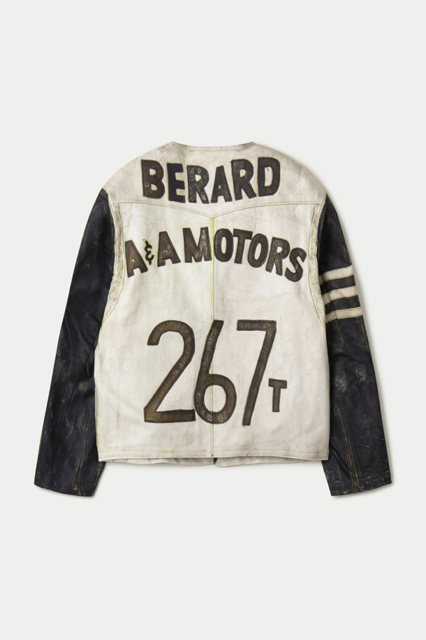 TOLQ(톨크) 트롱프뢰유 라이더 재킷은 빈티지하고 캐주얼한 스타일을 추구하는 당신을 위한 아우터입니다. 화이트와 블랙 두 가지 색상으로 출시되었으며, 봄, 가을에 데이트룩, 쇼핑룩 등 다양한 TPO에 활용하기 좋습니다. 폴리에스테르 소재로 제작되어 편안한 착용감을 선사하며, 릴랙스 핏으로 활동성을 높였습니다. 트롱프뢰유 기법을 사용하여 독특한 시각적 효과를 연출하며, 빈티지 프린팅, 타공 및 은박 몰드 가공, 인젝션 프린트, 자수 디테일로 디자인의 완성도를 높였습니다. 긴 소매와 집업 여밈 방식으로, 미니멀한 스타일을 선호하는 분들께도 훌륭한 선택이 될 것입니다.
