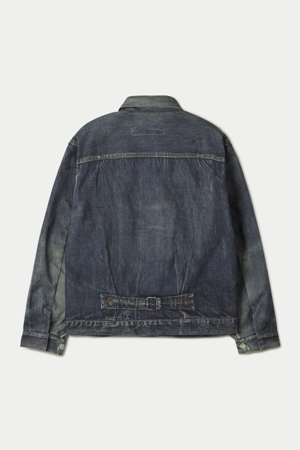 TOLQ(톨크) 트롱프뢰유 데님 재킷은 1940년대 Levi's 506XX 모델을 기반으로 제작된 남녀 공용 데님 재킷입니다. 승화 전사 프린트 가공을 통해 빈티지 워싱 효과를 극대화했으며, 부드러운 촉감의 폴리에스테르 소재로 제작되어 편안한 착용감을 선사합니다. 얇은 두께감과 오버핏 디자인으로 봄, 가을철 캐주얼 및 클래식 스타일을 연출하기에 좋습니다. 동네 마실룩, 데이트룩, 가을 나들이룩 등 다양한 TPO에 맞춰 활용할 수 있으며, 워싱 패턴과 포켓 디테일이 돋보입니다.
