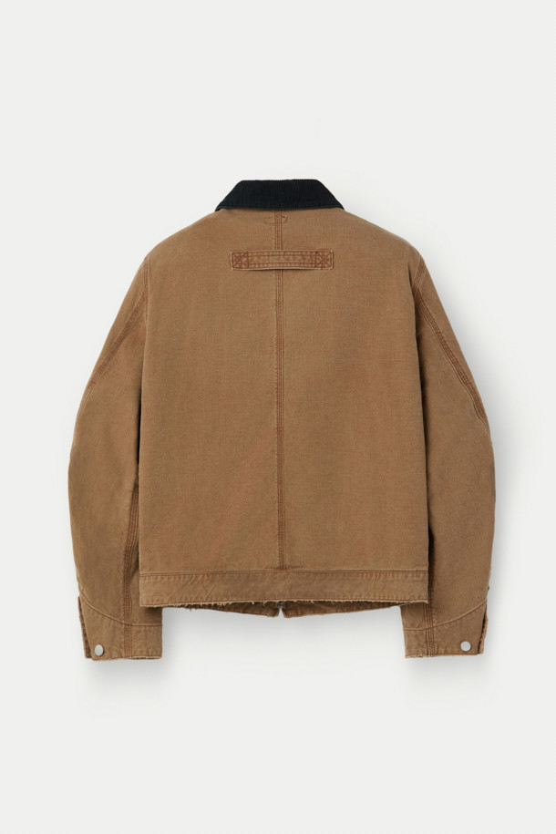 JIEDA 덕 데미지 집 자켓은 빈티지하면서도 캐주얼한 스타일을 연출하는 남녀 공용 아우터입니다. 브라운 컬러의 면, 코듀로이, 가죽 혼방 소재로 제작되어 가을, 겨울 시즌에 따뜻하게 착용할 수 있습니다. 워싱 가공과 데미지 디테일이 돋보이며, 크롭 기장의 레귤러핏으로 트렌디함을 더했습니다. 집업 형식으로 간편하게 착용 가능하며, 지퍼 포켓, 핸드 포켓, 소매 버튼 조절, 가죽 패치 포인트 등 실용적인 디테일이 돋보입니다. 캠핑룩, 여행룩, 캐주얼, 워크웨어, 레트로 스타일을 즐기는 분들에게 추천합니다.
