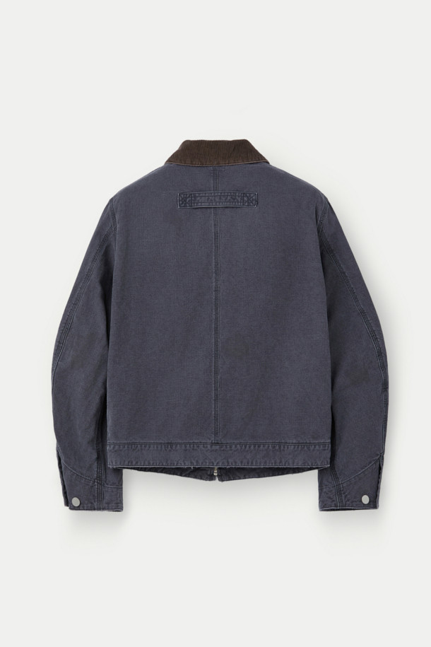 JIEDA 덕 데미지 집 자켓은 빈티지하면서도 캐주얼한 스타일을 연출하는 데 적합한 아우터입니다. 네이비 컬러의 무지 디자인으로, 봄, 가을에 데이트룩 또는 봄 소풍룩에 매치하기 좋습니다. 면, 코듀로이, 가죽 소재를 사용하여 레귤러핏으로 제작되었으며, 크롭 기장의 긴소매 집업 자켓입니다. 워싱 및 데미지 가공, 바이오 워싱으로 빈티지한 멋을 더하며, 가슴 지퍼 포켓, 핸드 포켓, 가죽 패치, 소매 버튼 조절 기능 등 디테일한 요소들이 특징입니다. 캐주얼, 미니멀 스타일을 선호하는 분들께 추천합니다.
