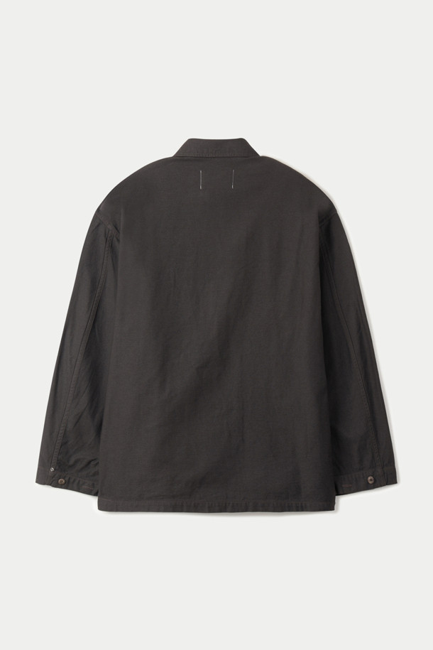 INNAT (인낫) 43 HBT 재킷은 밀리터리, 빈티지, 캐주얼 스타일을 아우르는 공용 워크 재킷입니다. 백 새틴 소재에 중간 두께감으로, 봄, 가을 시즌에 적합하며 릴랙스 핏으로 편안한 착용감을 선사합니다. 블랙 컬러의 무지 디자인으로 다양한 스타일에 매치하기 좋으며, 긴 소매와 버튼 여밈 방식이 특징입니다. 가스 플랩 디테일, 탈부착 가능한 버튼, 식물성 하이브리드 염색, 이너 플랩 등의 디테일이 돋보이는 제품입니다. 캐주얼, 클래식, 워크웨어 스타일을 즐겨 입는 분들께 추천합니다.
