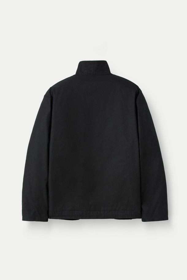 나이젤 카본 OW02 덱 재킷 코듀로이는 가을, 겨울 시즌에 어울리는 남성용 아우터입니다. 블랙 컬러의 레귤러핏 덱 재킷으로, 워크웨어, 클래식, 미니멀 스타일을 모두 아우릅니다. 두꺼운 코듀로이 소재를 사용하여 보온성을 높였으며, 밑단 스트링 조절과 요크 및 팔 패치 강화 디테일이 특징입니다. 버튼 여밈 방식으로 출근룩에 멋을 더하며, 긴 소매 기장으로 안정적인 착용감을 제공합니다. 밀리터리 스타일의 덱 재킷으로, 튼튼함과 세련된 디자인을 동시에 만족시킵니다.
