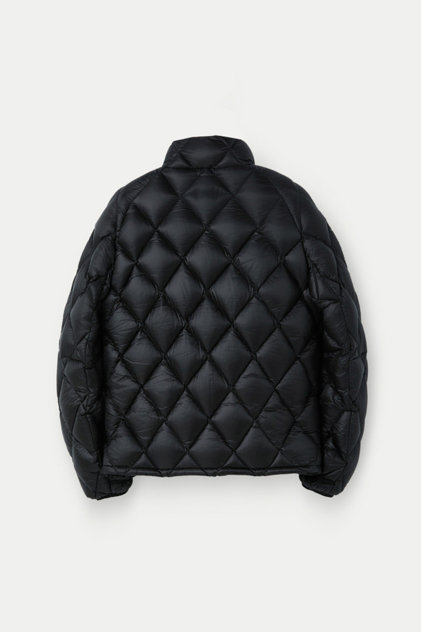 ROA NUNA (누나) 800 필파워 후디드 다운 재킷은 아웃도어 활동과 일상생활 모두에 적합한 공용 다운 재킷입니다. 800 필파워 다운 충전재와 립스탑 나일론 원단으로 제작되어 뛰어난 보온성과 가벼운 착용감을 제공하며, 방수 기능을 갖춰 변덕스러운 날씨에도 쾌적함을 유지합니다. 슬림핏 디자인에 크롭 기장으로 활동성을 높였으며, 미니멀하고 스포티한 스타일을 연출합니다. 양방향 리버스 지퍼, 대형 전면 포켓, 엄지 구멍, 조절 가능한 밑단, 내장 후드 등의 디테일은 실용성을 더하며, 겨울철 데일리룩과 여행룩에 활용하기 좋습니다.
