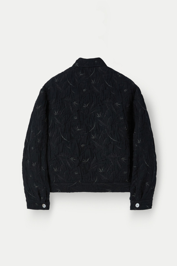 MIDTHINGS(미드띵스) 자카드 재킷은 유니크한 스타일을 추구하는 당신을 위한 아이템입니다. 블랙 컬러의 루즈핏 자켓으로, 봄, 가을에 어울리는 두꺼운 두께감과 부드러운 촉감이 특징입니다. 플라워 자카드 무늬가 돋보이며, 3중 구조 자카드 소재와 볼륨감 있는 실루엣이 세련된 룩을 연출합니다. 지퍼 여밈 방식과 이중 구조 프론트 포켓, 사이드 도트 버튼, WALDES(왈데스) 지퍼, 조개 버튼 장식 등의 디테일이 돋보이며, 모임룩이나 데이트룩과 같은 TPO(Time, Place, Occasion)에 클래식하고 시크하게 연출하기 좋습니다. 크롭 기장의 긴소매 자켓으로 다양한 스타일링에 활용해보세요.
