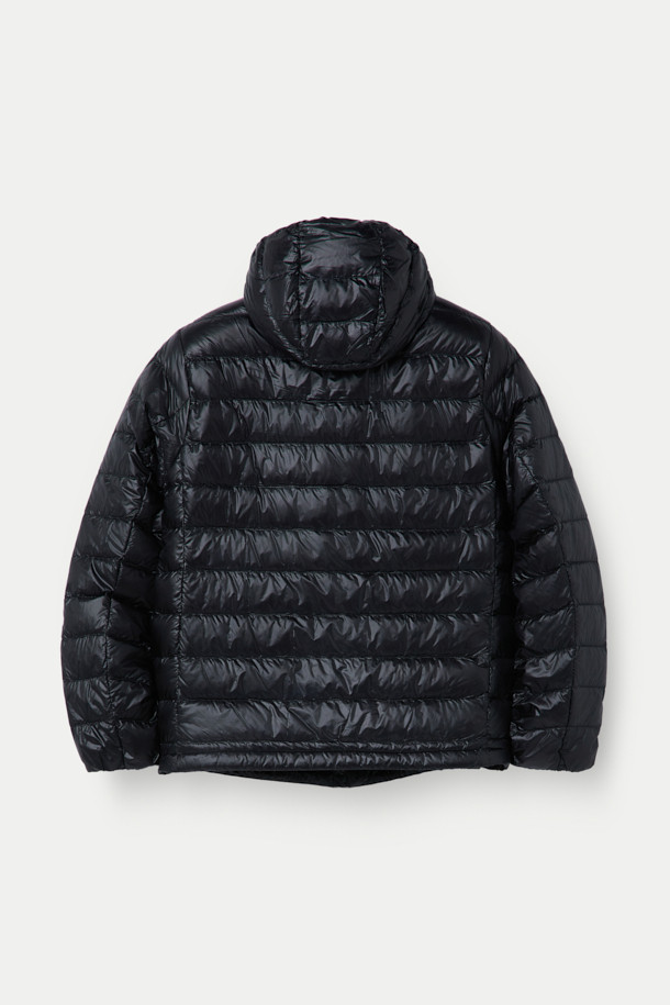 NANGA(낭가) 울티라이트 다운 파카 패커블은 겨울철 아웃도어 활동과 여행에 적합한 남녀 공용 다운 파카입니다. 슬림핏으로 제작되었으며, 블랙 색상에 무지 패턴으로 어떤 스타일에도 잘 어울립니다. 보온성이 뛰어나고 경량 소재를 사용하여 휴대성이 용이하며, 패커블 기능으로 간편하게 보관할 수 있습니다. 퀼팅 디테일과 후드가 디자인되어 스포티하면서도 캐주얼한 매력을 더하며, 리사이클 소재를 사용하여 환경까지 생각했습니다. 여행룩, 캠핑룩, 등산룩 등 다양한 TPO에 활용 가능하며, 미니멀한 스타일을 연출하기 좋습니다.
