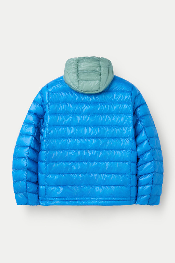 NANGA (난가) 울티라이트 다운 파카 패커블은 겨울철 아웃도어 활동과 여행에 적합한 다운 파카입니다. 블루와 퍼플 두 가지 색상으로 제공되며, 스포티하고 캐주얼한 스타일을 연출합니다. 가볍고 휴대성이 뛰어난 패커블 타입으로, 퀼팅 디테일과 부드러운 촉감이 특징입니다. 레귤러핏에 긴 소매 기장, 집업 여밈 방식으로 제작되었으며, 보온 기능과 안감 다운으로 추운 날씨에도 따뜻함을 유지해 줍니다. 여행룩과 캠핑룩, 미니멀한 스타일을 즐기는 분들께 추천합니다.
