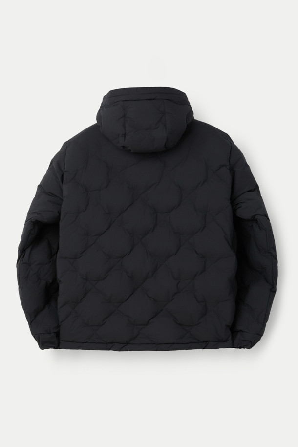 CMF 우븐 다운 후디는 미니멀한 스타일을 추구하는 당신을 위한 겨울철 필수 아이템입니다. 일상과 여행 등 다양한 TPO에 활용 가능하며, X자 구조 직조와 다운팩 없는 구조로 가볍고 편안한 착용감을 선사합니다. 다운 90%, 페더 10% (700FP)의 뛰어난 보온성으로 추운 날씨에도 따뜻함을 유지하며, CMF WOVEN 기술과 다운 본딩 처리로 내구성을 높였습니다. 블랙 컬러의 무지 디자인에 오버핏, 크롭 기장으로 스타일리시함을 더하고, 사선 포켓과 집업 여밈 방식이 실용성을 더합니다.
