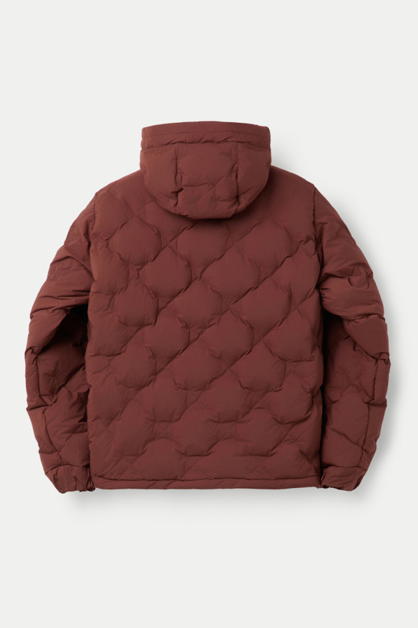 CMF 우븐 다운 후디는 CMF WOVEN 직조 기술을 적용하여 보온성과 내구성을 극대화한 다운 점퍼입니다. 다운 90%, 페더 10% (700FP)의 충전재로 제작되어 가볍고 따뜻하며, 다운 쏠림과 뭉침을 방지하여 쾌적한 착용감을 제공합니다. 오버핏, 크롭 기장으로 트렌디한 스타일을 연출하며, 사선 포켓과 집업 여밈 방식으로 실용성을 더했습니다. 브라운 컬러의 무지 디자인으로, 여행룩, 캠핑룩, 캐주얼, 미니멀, 고프코어 스타일 등 다양한 스타일에 활용하기 좋습니다. 겨울철 데일리 아우터로 추천합니다.
