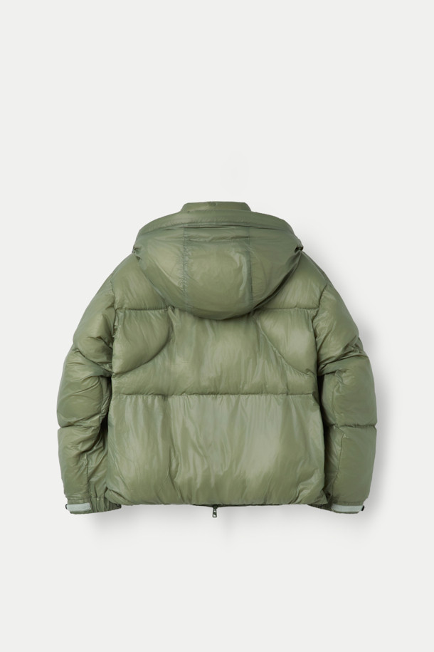 F/CE(에프씨이) 퍼텍스 미니멀 패딩 파카는 남녀 모두 착용 가능한 겨울철 아우터입니다. 카키와 올리브 두 가지 색상으로 출시되었으며, 일상생활과 출근룩에 적합한 미니멀, 클래식, 캐주얼 스타일을 연출할 수 있습니다. PERTEX® QUANTUM 소재, 20데니어 초극세사, 고밀도 직조, PrimaLoft 충전재를 사용하여 가볍고 내구성이 뛰어나며, 뛰어난 보온성을 제공합니다. 집업 방식의 오버핏 크롭 기장으로, 긴 소매 디자인이 특징입니다. 부드러운 촉감과 무지 디자인이 돋보이는 겨울철 필수 아이템입니다.
