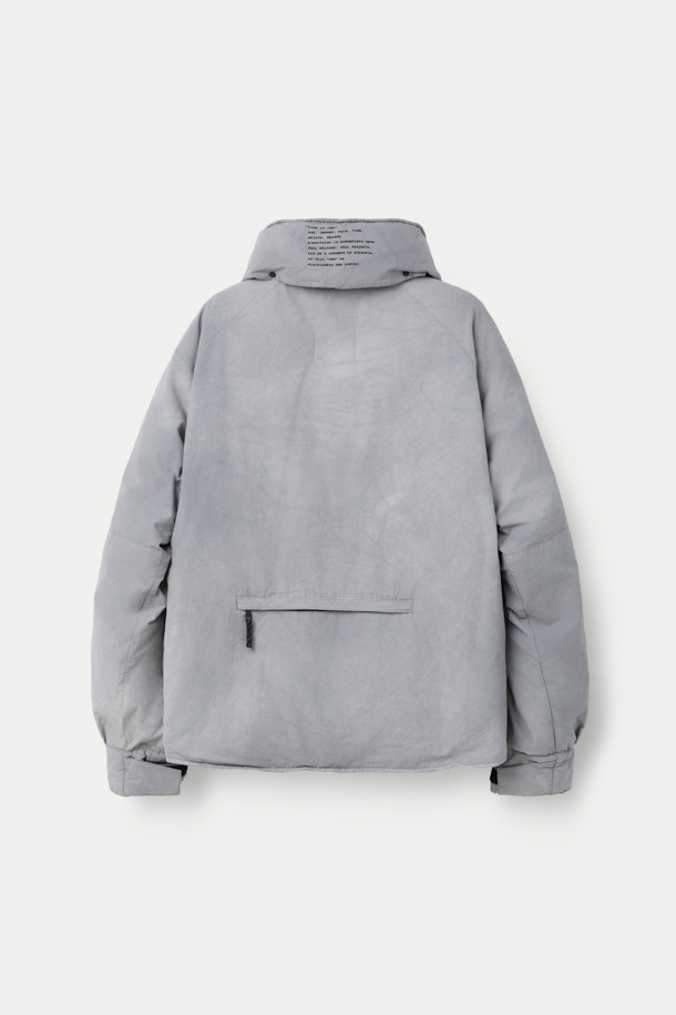 INNAT(인낫) x WILD THINGS(와일드 띵스) 가먼트 다이드 마칼루 다운은 일상과 아웃도어 활동 모두에 적합한 남녀 공용 다운점퍼입니다. 톤 다운된 그레이 컬러와 캐주얼, 아웃도어 스타일을 결합하여 다양한 룩에 활용하기 좋습니다. 면, 나일론 혼방 소재로 제작되었으며, 덕다운 80%, 페더 20% 충전재로 뛰어난 보온성을 제공합니다. 2-WAY 후드, WILD CAT 로고, 게임 포켓 등의 디테일과 피그먼트 염색 가공으로 빈티지한 텍스처를 더했습니다. 스냅버튼 밑단 조절 기능으로 사이즈 조절이 가능하며, 겨울철 여행, 캠핑, 등산 시 따뜻하고 스타일리시하게 연출할 수 있습니다.
