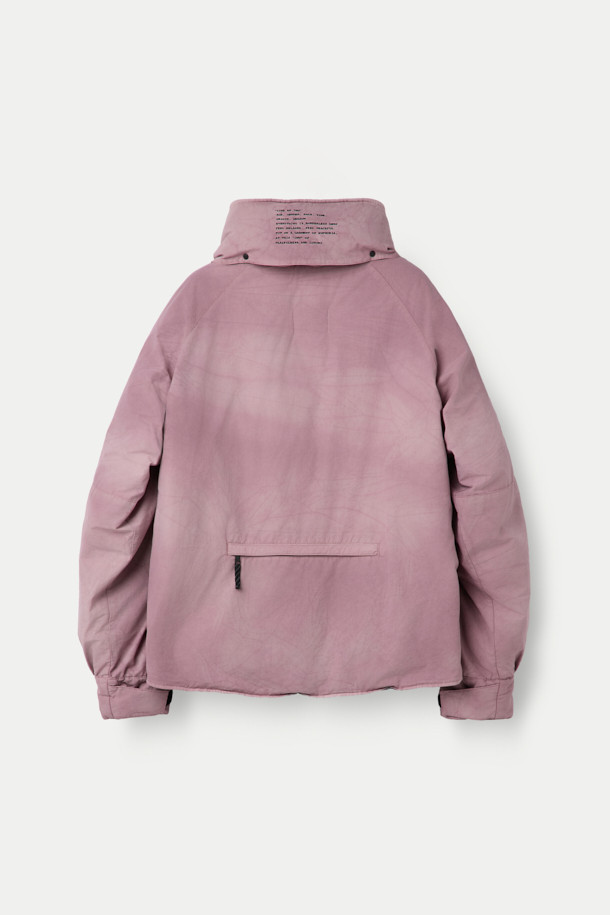 INNAT (이낫) x WILD THINGS (와일드 띵스) 가먼트 다이드 마칼루 다운은 캐주얼과 클래식 스타일을 아우르는 숏패딩입니다. 핑크 컬러의 무지 디자인으로, 겨울철 일상룩과 여행, 캠핑룩에 잘 어울립니다. 오버핏으로 편안한 착용감을 선사하며, 면, 나일론, 덕다운 소재를 사용하여 보온성을 높였습니다. 후드 2-WAY 타입으로 후드 수납이 가능하며, 스냅 버튼으로 길이 조절이 가능합니다. 피그먼트 염색 가공과 빈티지한 텍스처, 브랜드 로고 자수, 게임 포켓 적용이 돋보이는 제품입니다.
