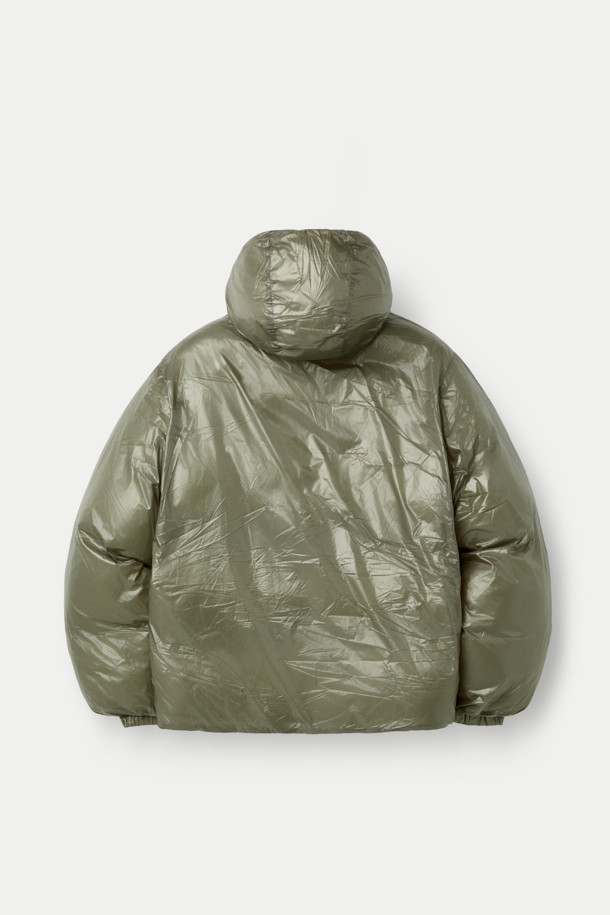 ROA 스무스 다운 재킷은 일상, 아웃도어 활동은 물론 여행, 캠핑, 등산 등 다양한 TPO에 활용 가능한 다운 자켓입니다. 카키와 올리브 두 가지 색상으로 출시되었으며, 스포티, 캐주얼, 고프코어 스타일을 모두 소화할 수 있습니다. 보온, 경량, 방풍 기능은 물론 친환경 충전재 Comfortemp® Ecodown과 재활용 PET 섬유 기반의 소재를 사용하여 기능성과 친환경성을 동시에 잡았습니다. 초경량 27g 마이크로 립스탑 나일론 소재와 부드러운 촉감을 자랑하며, 크롭 기장의 박시핏과 루즈핏으로 편안한 착용감을 선사합니다. 히든 지퍼 포켓, 조절 가능한 후드, 밑단/소매 밴딩 디테일이 돋보이는 숏패딩으로, 겨울철 스타일리시한 연출을 완성해보세요.
