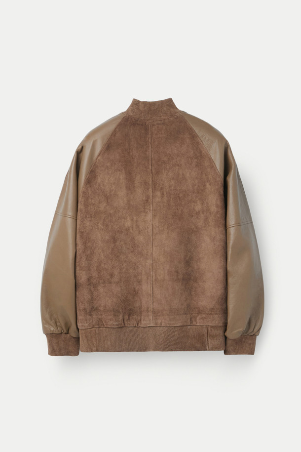 A LEATHER 어워드 재킷은 남성용 아우터로, 가을과 겨울에 착용하기 좋은 두꺼운 두께감의 클래식 스타일 어워드 재킷입니다. 브라운 컬러의 소가죽과 레이온, 면 소재를 사용하여 부드러운 촉감을 선사하며, 긴 소매와 루즈핏으로 편안한 착용감을 제공합니다. 소매 볼륨감과 가죽 립 디테일, 입체적인 실루엣이 특징이며, 데이트룩, 모임룩, 비즈니스 캐주얼에 활용하기 좋습니다. 버튼 여밈 방식과 무지 패턴으로 미니멀하고 시크한 스타일을 연출할 수 있습니다.
