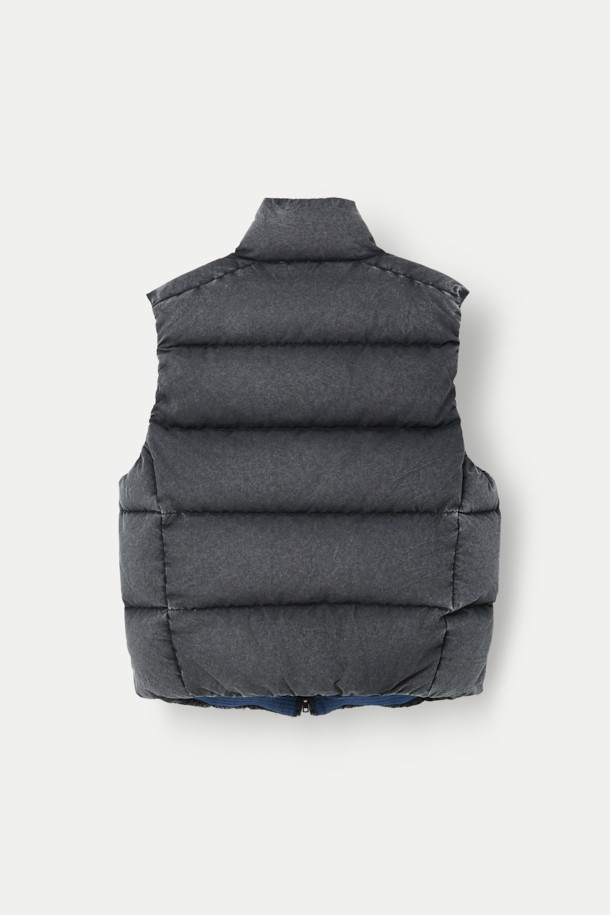 NANGA(난가) 알라야 다운 베스트는 일상생활과 실내외에서 모두 활용 가능한 베이직 스타일의 다운 베스트입니다. 180g의 리사이클 다운 충전재를 사용하여 뛰어난 보온성을 제공하며, 가볍게 착용할 수 있어 편안합니다. 레귤러핏으로 제작되었으며, 무지 디자인의 그레이 컬러로 다양한 출근룩과 여행룩에 미니멀, 캐주얼, 클래식 스타일을 더할 수 있습니다. 집업 스타일로 간편하게 착용 가능하며, 폴리에스터 안감으로 마감되었습니다. 겨울철, 경량 보온을 위한 실용적인 선택입니다.
