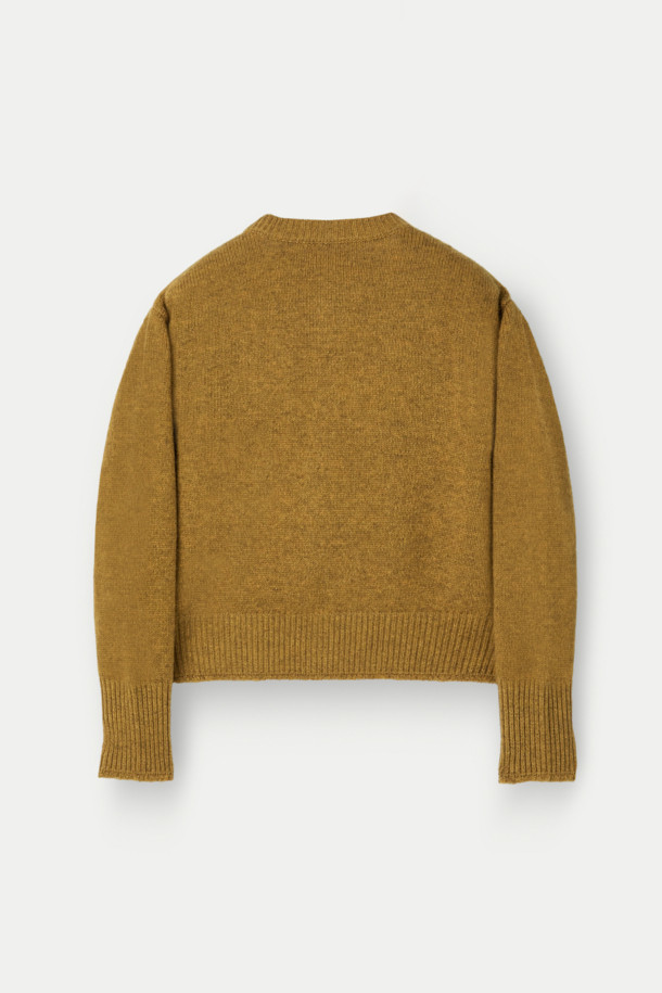 MIDTHINGS(미드띵스) 버드 패치 가디건은 가을, 겨울 시즌에 어울리는 여성 상의 니트/스웨터입니다. 머스타드와 브라운 두 가지 색상으로 만나볼 수 있으며, 캐주얼하고 베이직한 스타일을 연출합니다. 울과 코튼 혼방 소재로 제작되어 따뜻하고 포근하며, 루즈핏과 크롭 기장으로 편안한 착용감을 선사합니다. 엄지 홀 디테일과 볼륨감 있는 소매, 천연 조개 버튼, 패치 디자인이 돋보이며, 데이트룩, 모임룩, 캐주얼, 클래식, 미니멀 스타일 모두 소화 가능합니다.
