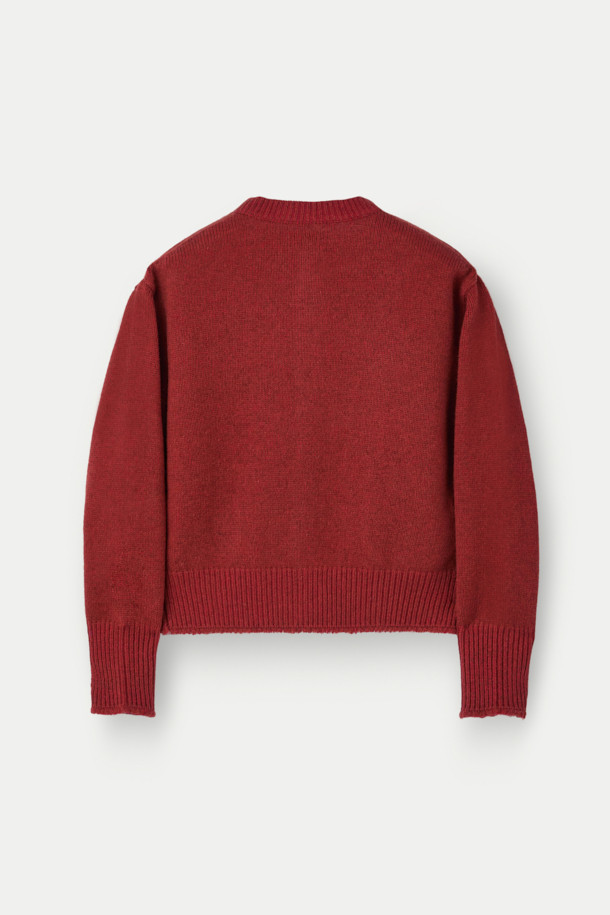 MIDTHINGS(미드띵스) 버드 패치 가디건은 가을, 겨울 시즌에 어울리는 루즈핏 니트 가디건입니다. 울과 코튼 혼방 소재로 제작되어 두께감이 느껴지며, 까끌거리는 촉감이 특징입니다. 라운드넥 디자인에 엄지홀 디테일, 볼륨감 있는 소매가 돋보이며, 천연 조개 버튼과 짧은 기장감으로 클래식하고 페미닌한 무드를 연출합니다. 버건디와 레드의 두 가지 색상으로 출시되어 데이트룩, 모임룩, 연말 모임룩 등 다양한 TPO에 활용 가능하며, 미니멀, 캐주얼 스타일을 즐겨 입는 분들께 추천합니다.
