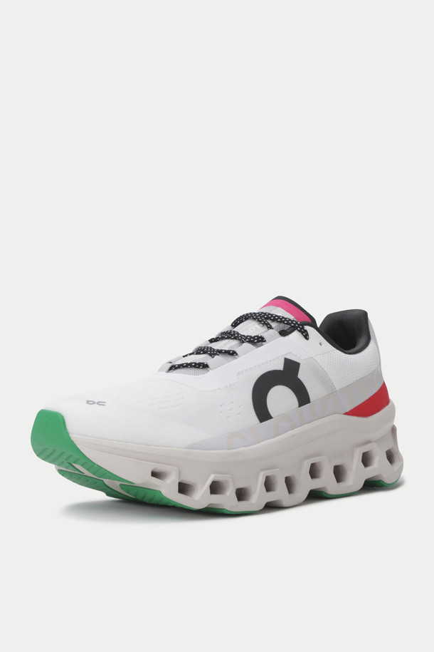 온러닝 클라우드몬스터는 남성 러너를 위한 스포티하고 미니멀한 디자인의 러닝화입니다. 화이트, 블랙, 레드의 세 가지 색상으로 출시되었으며, 사계절 러닝 및 데일리 착용에 적합합니다. 굽 높이는 3cm이며, CloudTec® 쿠셔닝과 Helion™ 슈퍼폼, Speedboard®가 적용되어 뛰어난 쿠셔닝, 반발력, 충격 흡수 기능을 제공합니다. 또한, 포워드 롤링 모션으로 더욱 편안한 러닝 경험을 선사하며, 무게는 약 550g입니다. 러닝룩을 위한 완벽한 선택입니다.
