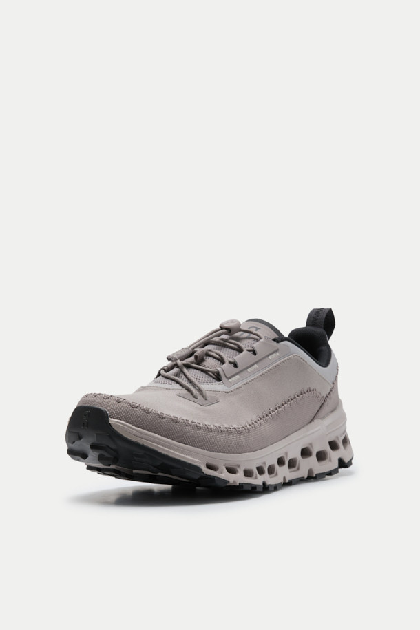 온 러닝 클라우드어웨이 2 (ON RUNNING CLOUDAWAY 2)는 남성용 러닝화로, 러닝과 일상생활 모두에 적합합니다. 그레이 컬러의 무지 디자인에 라운드 앞코로 편안함을 더했으며, 폴리에스터, 고무, 나일론 소재를 사용하여 제작되었습니다. 발수 기능과 통기성이 뛰어나며 Missiongrip™ 아웃솔과 Cloudultra 바닥 유닛으로 접지력과 경량성을 동시에 제공합니다. 토글 방식으로 간편하게 신을 수 있으며, 로우탑 디자인과 넓은 발볼로 편안한 착용감을 선사합니다.
