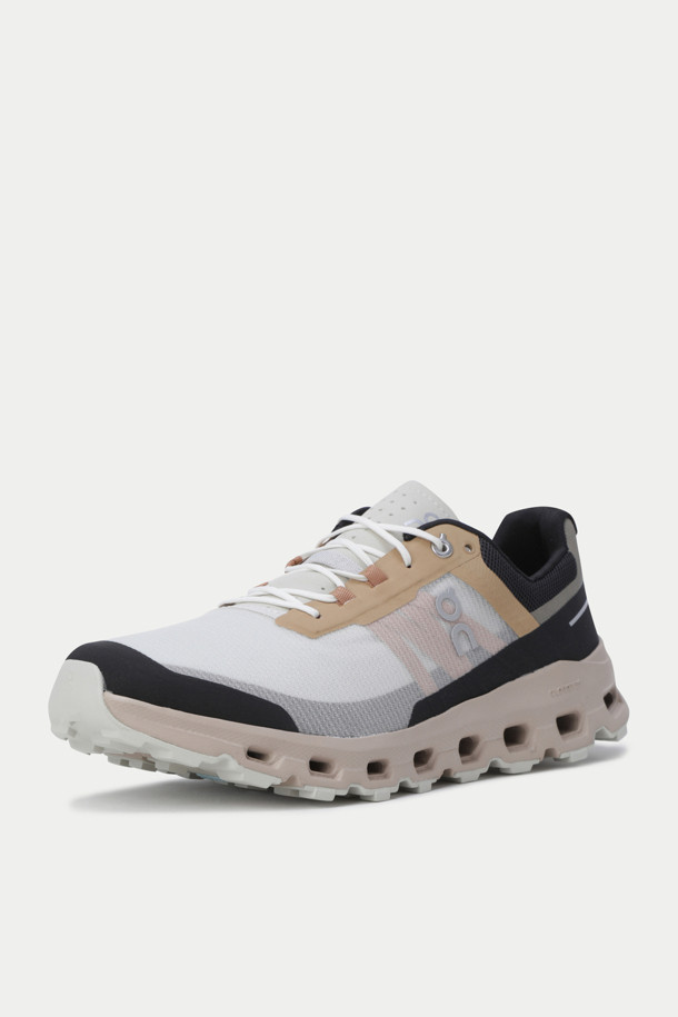 온 러닝 클라우드비스타는 남성용 운동화로, 러닝과 트레일러닝에 적합합니다. 화이트, 베이지, 블랙 세 가지 색상으로 출시되었으며, 사계절 모두 착용 가능합니다. 텍스타일, 합성소재, 고무를 사용하여 제작되었으며, CloudTec® 기술, Helion™ 슈퍼폼 쿠셔닝, Speedboard® 설계로 편안함과 기능성을 모두 갖췄습니다. 미션그립™ 아웃솔은 트레일 러닝 시 접지력을 향상시키며, 초경량 어퍼 디자인과 280g의 가벼운 무게로 활동성을 높였습니다. 스포티하고 미니멀한 디자인으로 러닝룩, 산책룩 등 다양한 스타일을 연출할 수 있습니다.
