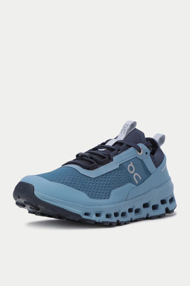 온 런닝 클라우드울트라 2는 러닝과 트레일러닝을 위한 남성용 러닝화입니다. 블루 컬러와 폴리에스터, 폴리우레탄 소재를 사용하여 사계절 모두 착용 가능하며, 끈으로 여미는 방식입니다. Helion™ 슈퍼폼과 Missiongrip™ 기술력이 적용되어 쿠셔닝과 통기성을 제공하며, 니트 양말형 어퍼와 Flip Release 시스템으로 편안한 착용감을 선사합니다. 무게는 295g이며, 스포티하고 미니멀한 러닝룩, 산책룩 연출에 용이합니다.
