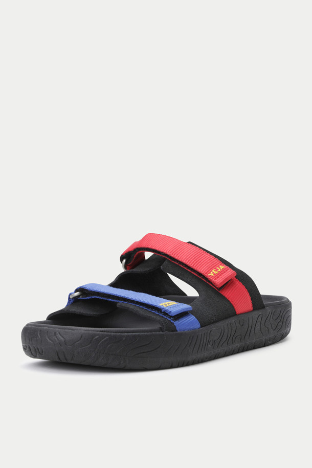 HOMECORE X VEJA 샌들은 남성용 샌들로, 여름철 일상에서 편안하게 착용하기 좋습니다. 블랙, 레드, 블루 세 가지 색상으로 출시되었으며, 오픈토 디자인과 스트랩 여밈, 플랫 굽으로 편안함을 강조했습니다. 스웨이드, 고무, 폴리에스테르 등 다양한 소재를 사용하여 제작되었으며, 가죽 안감으로 고급스러움을 더했습니다. 발의 형태를 자연스럽게 따라가는 디자인과 사이즈 조절 기능, 친환경 소재 사용으로 실용성과 스타일을 모두 갖춘, 캐주얼 및 스트릿 스타일을 즐기는 분들께 추천하는 제품입니다. 동네 마실룩, 휴가룩, 여행룩 등 다양한 TPO에 활용할 수 있습니다. 무지 패턴으로 미니멀한 스타일을 연출하기에도 좋습니다.
