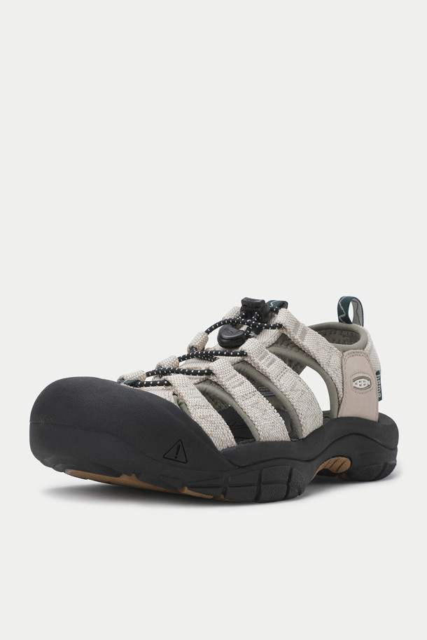 킨 X 그래미치 뉴포트 레트로 남성 샌들은 일상 및 아웃도어 활동에 적합한 여름 신발입니다. 라운드 앞코 디자인에 폴리에스터, 고무, 소가죽을 사용하여 제작되었으며, 통기성이 뛰어난 안감으로 쾌적한 착용감을 제공합니다. LWG 인증을 받은 친환경 천연 소가죽과 ANTI-ODOR 안감으로 냄새를 효과적으로 제거하며, 전방위 접지 강화 고무 밑창과 TOE-CAP 기술이 발을 보호합니다. 여행, 휴가, 산책 시 캐주얼, 고프코어, 미니멀 스타일을 연출하기 좋습니다. 향균 기능과 우수한 접지력으로 편안하고 활동적인 여름을 즐겨보세요.
