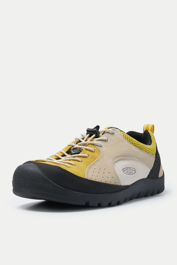 KEEN (킨) 재스퍼 "ROCKS" SP는 베이지, 옐로우, 블랙 3가지 색상으로 출시된 남성용 운동화입니다. 클라이밍 및 일상용으로 적합하며, 봄, 여름, 가을 계절에 착용하기 좋습니다. 라운드 앞코에 플랫 굽, 번지레이스 신발 끈, 로우탑 디자인으로 캐주얼, 미니멀, 클래식 스타일을 연출할 수 있습니다. 환경 친화적 가공 가죽과 패브릭 소재를 사용하여, 토범퍼 디자인과 인체공학적 설계로 발가락 보호 및 소취 기능을 제공합니다. 산책룩, 여행룩에 매치하여 편안하면서도 스타일리시한 룩을 완성해 보세요.
