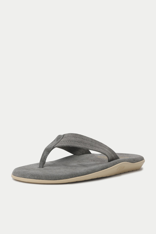 클래식 스웨이드 남성 슬리퍼는 미니멀, 클래식, 캐주얼 스타일을 추구하는 분들을 위한 아이템입니다. 봄, 여름 시즌 일상에서 편안하게 착용하기 좋으며, 동네 마실룩, 휴가룩, 여행룩 등 다양한 TPO에 활용할 수 있습니다. 프리미엄 스웨이드 소재와 Island Pro® 고무 아웃솔을 사용하여 부드러운 착용감과 뛰어난 내구성을 제공합니다. 발을 편안하게 지지하는 아치 지지대, 힐 컵, 외측 윤곽 설계가 특징이며, 굽 높이는 2cm 플랫 디자인입니다. 오픈형 디자인의 무지 슬리퍼로 어떤 스타일에도 쉽게 매치할 수 있습니다.
