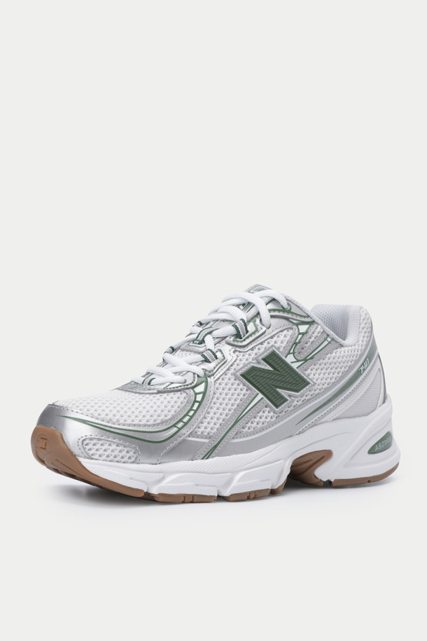 뉴발란스 U740은 봄, 여름, 가을 계절에 러닝과 일상에서 활용하기 좋은 남성 운동화입니다. 화이트와 그레이 컬러의 무지 디자인으로, 라운드 앞코와 끈으로 여미는 로우탑 스타일을 갖췄습니다. 4.5cm 굽높이의 운동화창이 편안한 착용감을 제공하며, ABZORB SBS 쿠셔닝과 충격 흡수 기능으로 활동성을 높였습니다. 투톤 컬러 메쉬와 오버레이 디자인, 반사 디테일이 스포티, 캐주얼, 미니멀한 러닝룩, 산책룩, 동네 마실룩을 연출합니다. 
